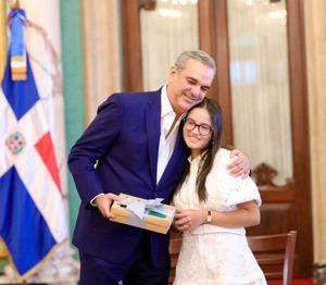 Recibimiento en el Palacio Nacional de estudiantes por parte de Abinader.