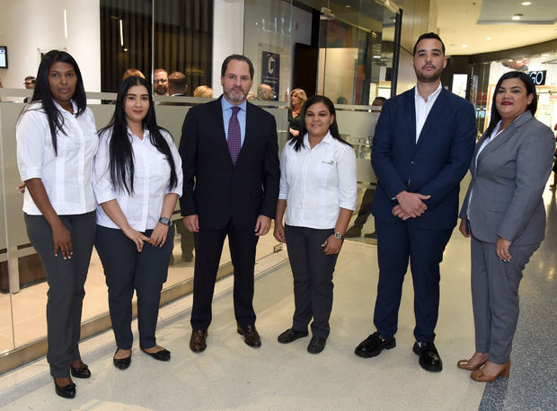 Luis Alfonso Paniagua, Vicepresidente de Sucursales del Banco BDI, junto a ejecutivos de la sucursal en Blue Mall Santo Domingo.