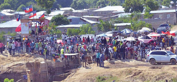 Haitianos apostados en la zona donde se construye un canal para captar agua del Masacre.