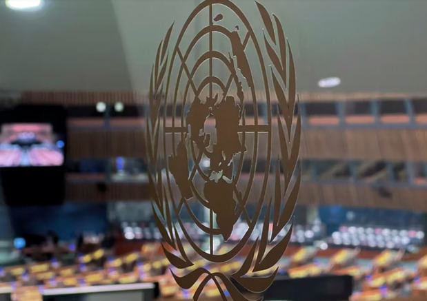 Imagen de archivo del logotipo de las Naciones Unidas está detrás de la Asamblea General.