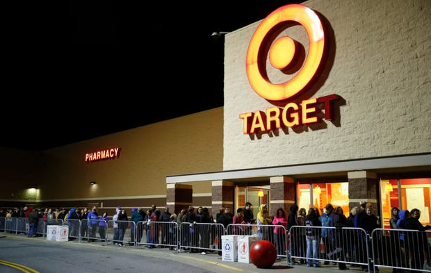 Fotografía de archivo en la que se registró una fila de compradores a las afueras de una tienda Target, en Queensbury, Nueva York.