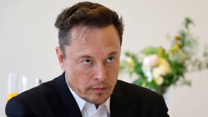 Musk dice ser "extremadamente proinmigrante" durante su visita a la frontera sur de EE.UU.