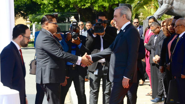 Recibimiento al presidente de Surinam.