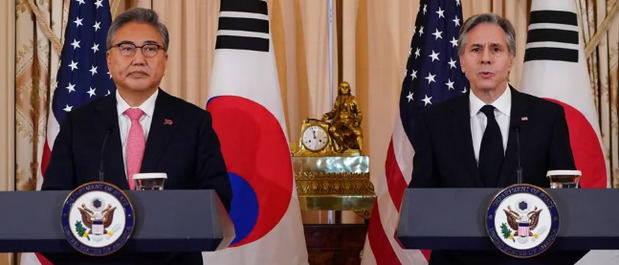 El secretario de Estado de Estados Unidos, Antony Blinken (d), y el ministro de Relaciones Exteriores de Corea del Sur, Park Jin (i).