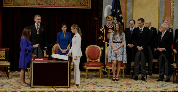 La princesa Leonor jura la Constitución española, en el día en que cumple 18 años, la mayoría de edad en España, lo que la legitima como futura reina.