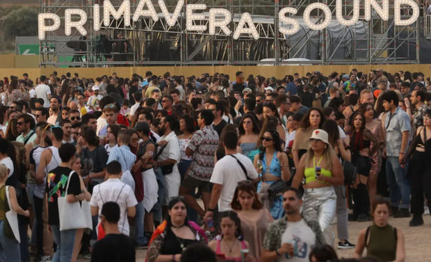 El público asistente espera entrar al Primavera Sound celebrado en la localidad madrileña de Arganda del Rey.