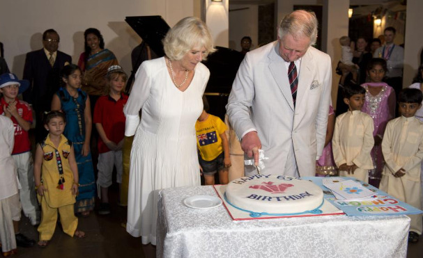 Carlos de Inglaterra y Camila, en una imagen de 2013 en Sri Lanka cuando él cumplió 65 años.