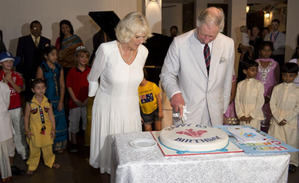 Carlos de Inglaterra y Camila, en una imagen de 2013 en Sri Lanka cuando él cumplió 65 años.