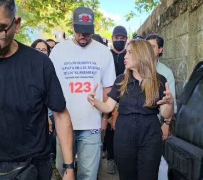 Romeo Santos junto a la alcaldesa Carolina Mejía.