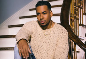 Romeo Santos recorre un sector de la capital dominicana afectado por las lluvias