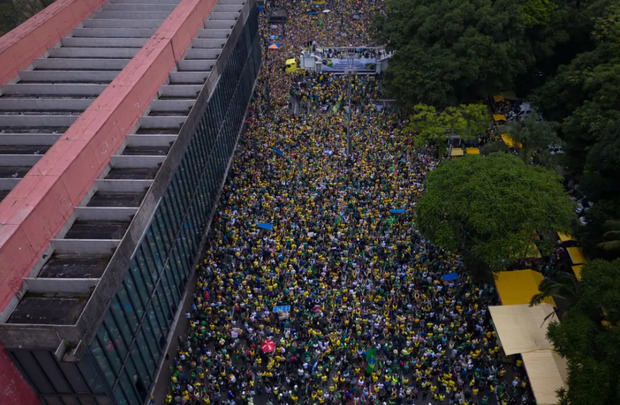 Fotografía aérea tomada hoy muestra a miles de simpatizantes del expresidente brasileño Jair Bolsonaro que protestan contra los 'abusos' del Tribunal Supremo, en la Avenida Paulista en Sao Paulo (Brasil).