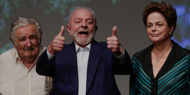 El Presidente de Brasil, Luiz Inácio Lula da Silva (C), acompañado por el expresidente de Uruguay José Mujica (I) y la presidenta del Nuevo Banco de Desarrollo (NDB), Dilma Rousseff.