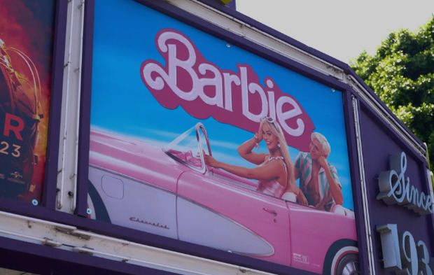 Foto de archivo de un cartel promocional de la película Barbie.