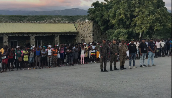 La Dirección de Migración deporta a 324 haitianos indocumentados.