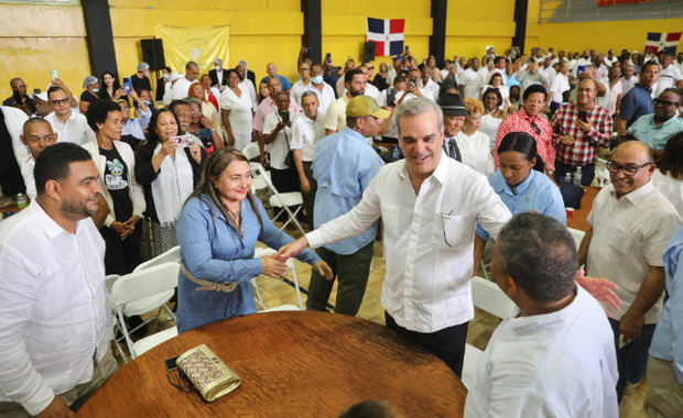 Almuerzo con comunitarios.