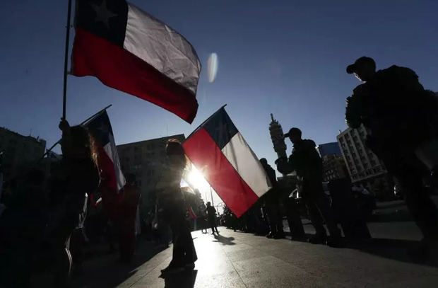 Integrantes del denominado Team Patriota celebran los resultados del plebiscito constitucional, en Santiago (Chile).