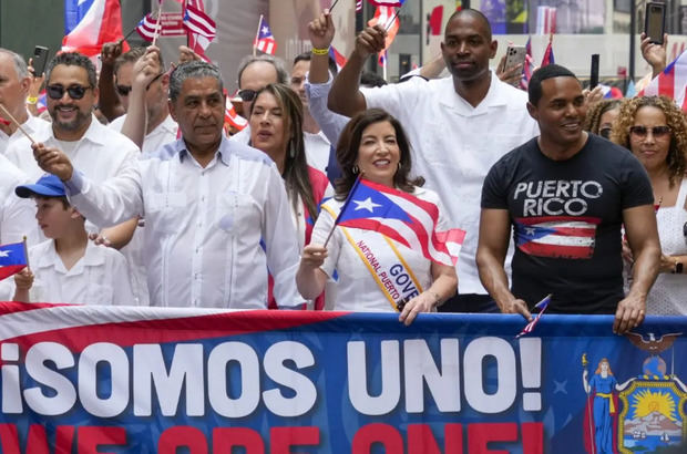 La gobernadora de Nueva York Kathy Hochul, marcha con el Vicegobernador Anthony Delgado y los diputados, Ritchie Torres y Antonio Espaillat. 