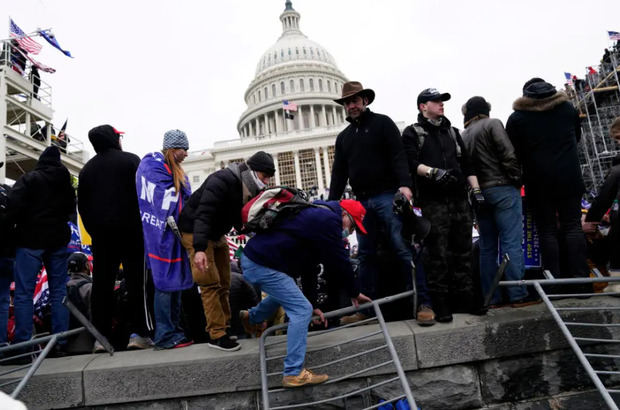 Fotografía de archivo fechada el 6 de enero de 2021 que muestra a seguidores de Donald Trump mientras se toman el Capitolio en Washington, D.C (EE.UU).