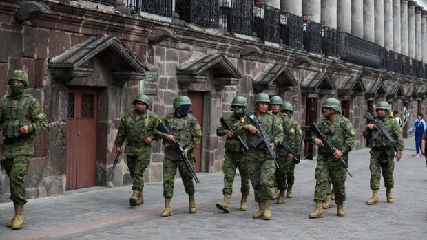 Soldados ecuatorianos patrullando por una calle.