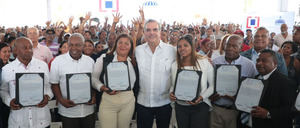 Abinader entrega 3,100 títulos de propiedad a familias de sectores en Santo Domingo Este