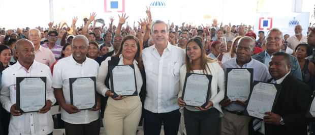 Presidente Abinader entrega títulos de propiedad.