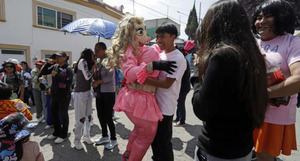Hombres vestidos de mujeres e integrantes de la comunidad LGBT recorren decenas de calles, en el centro de México.