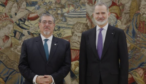 El rey de España, Felipe VI (dcha.), recibe en Madrid al presidente de Guatemala, Bernardo Arévalo de León.
