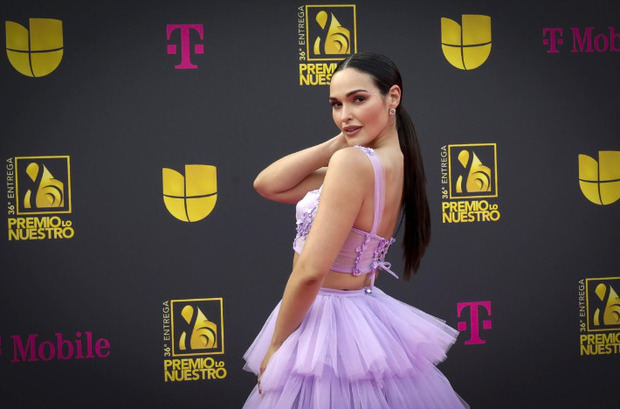 Alta costura y diseño latino dominan la alfombra magenta de los Premios Lo Nuestro 2024