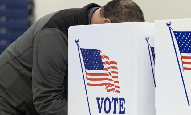 Una persona vota durante una jornada electoral en EE.UU., en una fotografía de archivo.