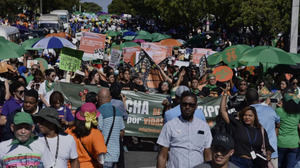 Activistas marchan para exigir políticas orientadas a proteger a las mujeres y niñas