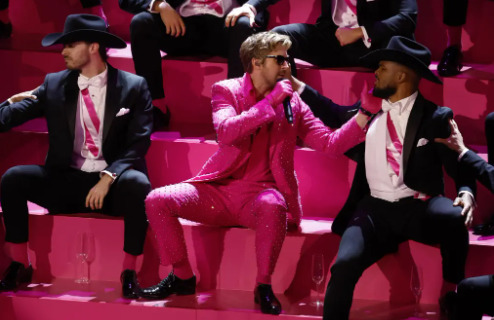 Ryan Gosling (C) interpreta la canción nominada ‘I’m Just Ken’ de la película ‘Barbie’ durante la 96ª ceremonia anual de los Premios de la Academia en el Dolby Theatre del barrio Hollywood de Los Ángeles, California. 