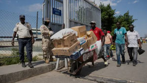 Haitianos se abastecen en República Dominicana alejados del caos de Puerto Príncipe