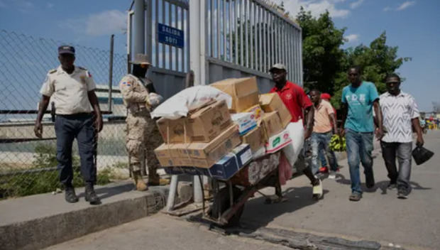 Haitianos se abastecen en República Dominicana alejados del caos de Puerto Príncipe.