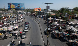 Fotografía de una avenida en Puerto Príncipe (Haití).
