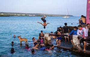 Turistas visitan el Parque Nacional Galápagos en la isla Santa Cruz, Galápagos (Ecuador).