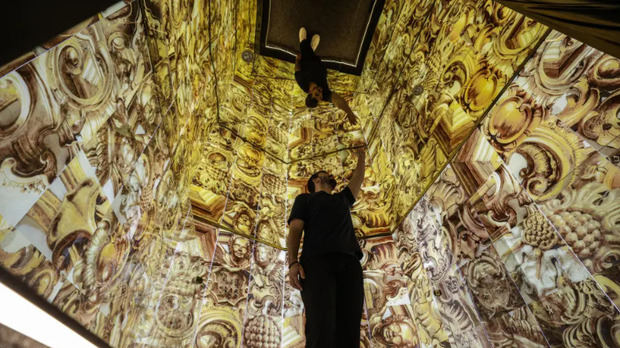 Personas visitan hoy la exposición Mar de Espelhos, en AquaRio, en Río de Janeiro (Brasil).