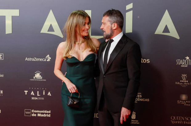 El actor Antonio Banderas y su pareja Nicole Kimpel a su llegada a la entrega de los Premios Talía de las Artes Escénicas.