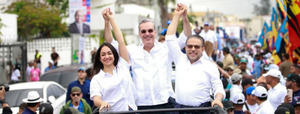 Miles de simpatizantes en las calles del D. N. en apoyo de Luis Abinader y candidatos congresionales