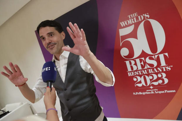 El chef del restaurante peruano “Central”, Virgilio Martínez, tras recibir el premio al mejor restaurante del mundo 2023.