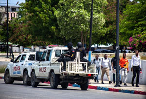 Fotografía de archivo de miembros de la Policía Nacional Haitiana (PNH) realizando un operativo de seguridad en las proximidades del Palacio Nacional, debido a la violencia y la inseguridad por los ataques de bandas armadas.
