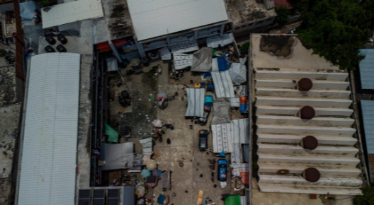 Familias permanecen refugiadas en la escuela Marie Jeanne High School, tras huir del ataque de pandillas.