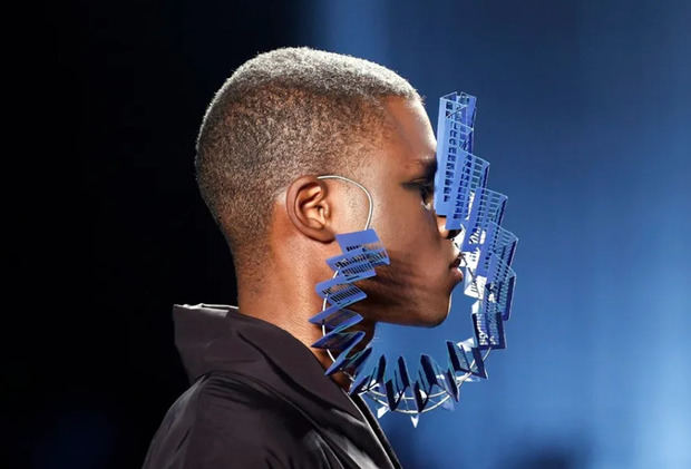 Una modelo luce creaciones de la marca BeMonocromo durante la primera pasarela del Bogotá Fashion Week en Bogotá (Colombia). 