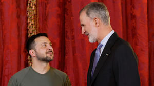 El presidente de Ucrania, Volodímir Zelenski​, junto con el rey Felipe VI.