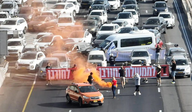 Miles de israelíes protestan en Jerusalén contra Netanyahu y le exigen un acuerdo en Gaza.