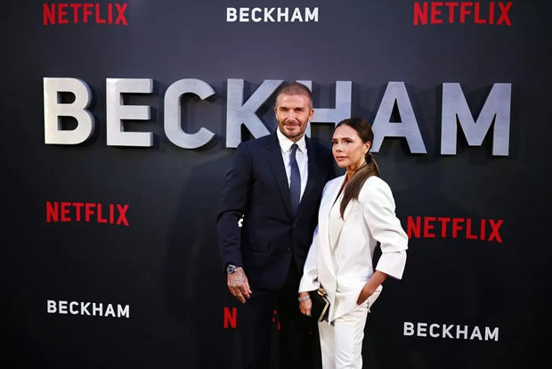 El ex futbolista británico David Beckham y su esposa, la diseñadora de moda británica Victoria Beckham, asisten al estreno de ‘Beckham’ en el Curzon Mayfair, Londres.
