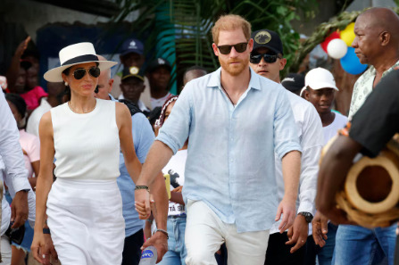 Los duques de Sussex, el príncipe Harry y Meghan, recorren las calles durante una visita a San Basilio de Palenque (Colombia).