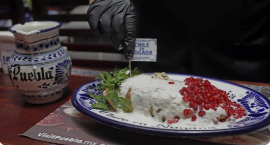 Chefs mexicanos celebran el chile en nogada, platillo patrio, como patrimonio intangible.