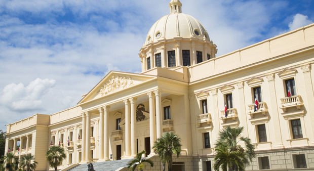 Presidente Abinader designa nuevos cónsules, embajadores y directora del Despacho Presidencial.