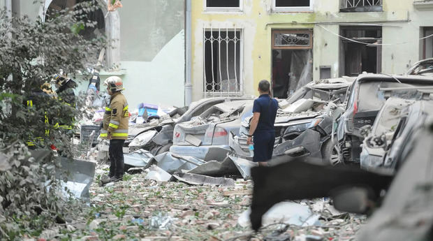 Al menos cuatro muertos en un bombardeo ruso contra un edificio de viviendas en Lviv. 
