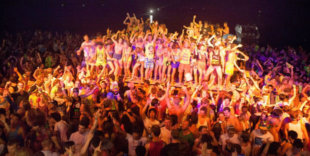 Miles de jóvenes abarrotan la playa de Haad Rin durante la fiesta de la luna llena en la isla de Koh Phangan (Tailandia).